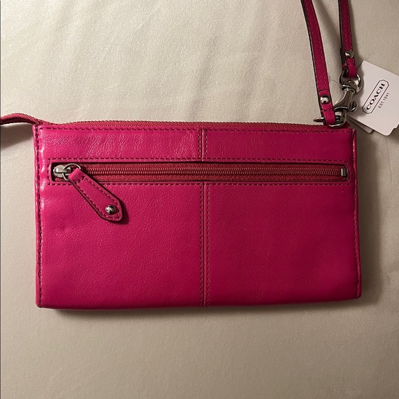 NWT Coach Fuchsia leather wristlet. - Picture 2 of 7